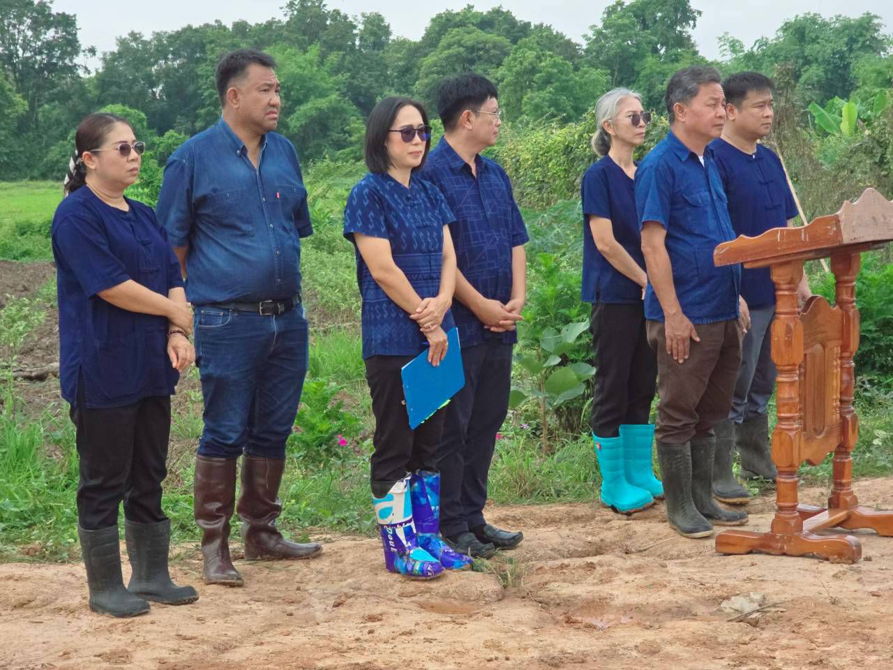 วันที่ 23 กรกฎาคม 2569 เทศบาลตำบลวัดหลวง ได้ดำเนินโครงการปลูกหญ้าแฝกตามแนวพระราชดำริ ประจำปีงบประมาณ 2569 ณ หนองโง้ง บ้านโนนศิลา ตำบลวัดหลวง อำเภอโพนพิสัย จังหวัดหนองคาย โดยมีนายประจักษ์ อภัยภักดิ์ นายกเทศมนตรีตำบลวัดหลวงเปิดผู้กล่าวเปิดโครงการและมีนายใหม