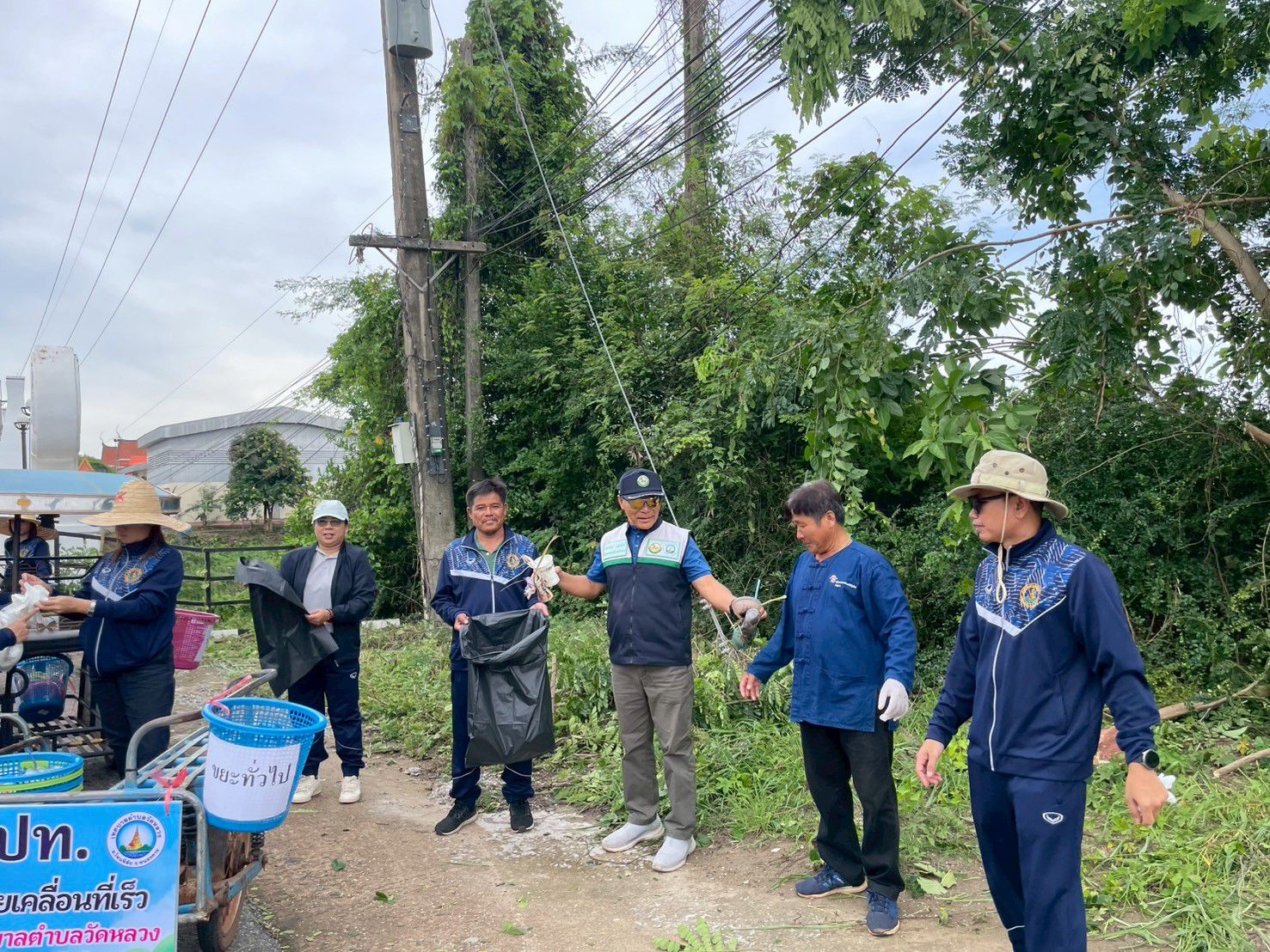 วันที่ 1  ก.ค. 2569  เวลา 14.30 น.  เทศบาลตำบลวัดหลวง จัดกิจกรรมหน่วยเคลื่อนที่เร็ว นำโดย ท่านนายกเทศมนตรีตำบลวัดหลวง พร้อม ท่านปลัด หัวหน้าส่วนราชการ ร่วมกิจกรรม