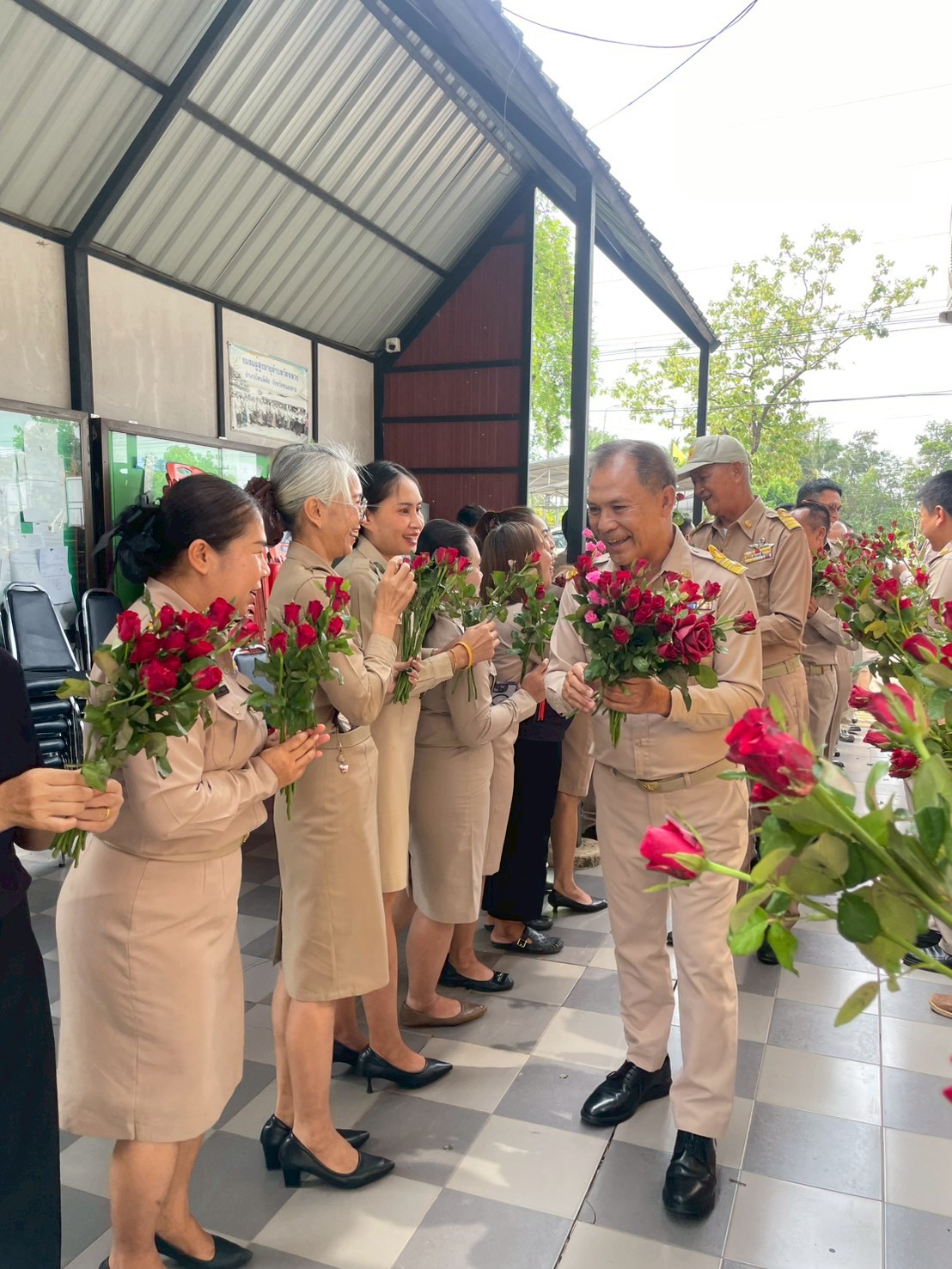 เจ่้าหน้าที่พนักงาน พร้อมราชการหัวหน้าส่วน ร่วมแสดงความยินดี ต่อคณะผู้บริหาร ที่เข้ารับตำแหน่ง เพื่อปฏิบัติหน้าที่ พ.ศ.2569  คณะ สท.เขต 1/2