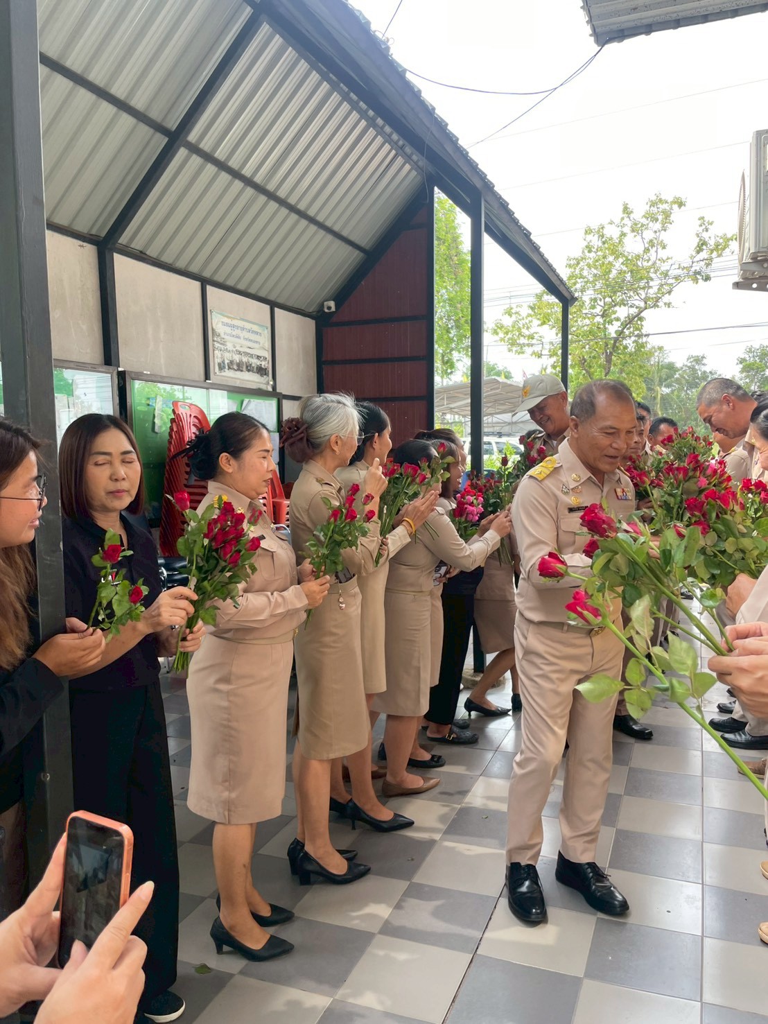 เจ่้าหน้าที่พนักงาน พร้อมราชการหัวหน้าส่วน ร่วมแสดงความยินดี ต่อคณะผู้บริหาร ที่เข้ารับตำแหน่ง เพื่อปฏิบัติหน้าที่ พ.ศ.2569  คณะ สท.เขต 1/2