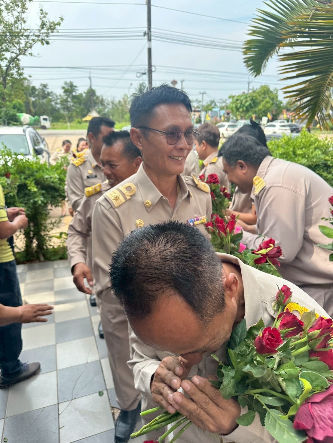 เจ่้าหน้าที่พนักงาน พร้อมราชการหัวหน้าส่วน ร่วมแสดงความยินดี ต่อคณะผู้บริหาร ที่เข้ารับตำแหน่ง เพื่อปฏิบัติหน้าที่ พ.ศ.2569  คณะ สท.เขต 1/2
