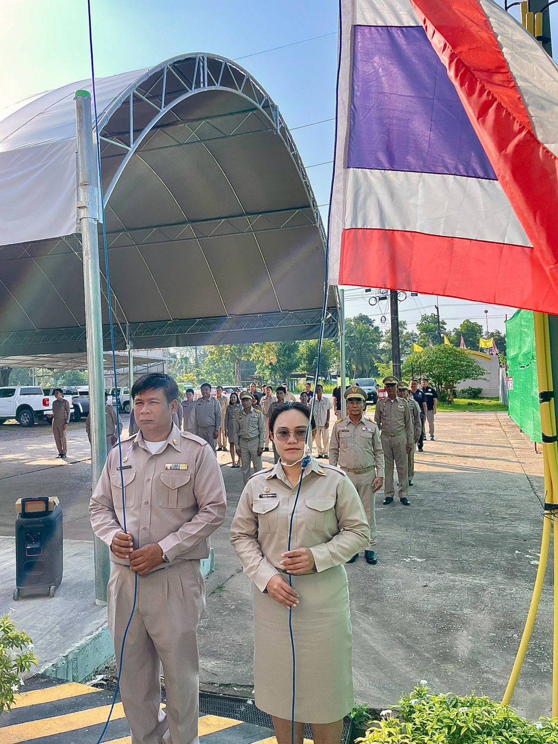 เทศบาลตำบลวัดหลวง พร้อมเพียงกัน ร่วมเข้าแถวเคารพธงชาติ หน้าสำนักงาน  19 ต.ค.2569 เวลา  08.00 น.