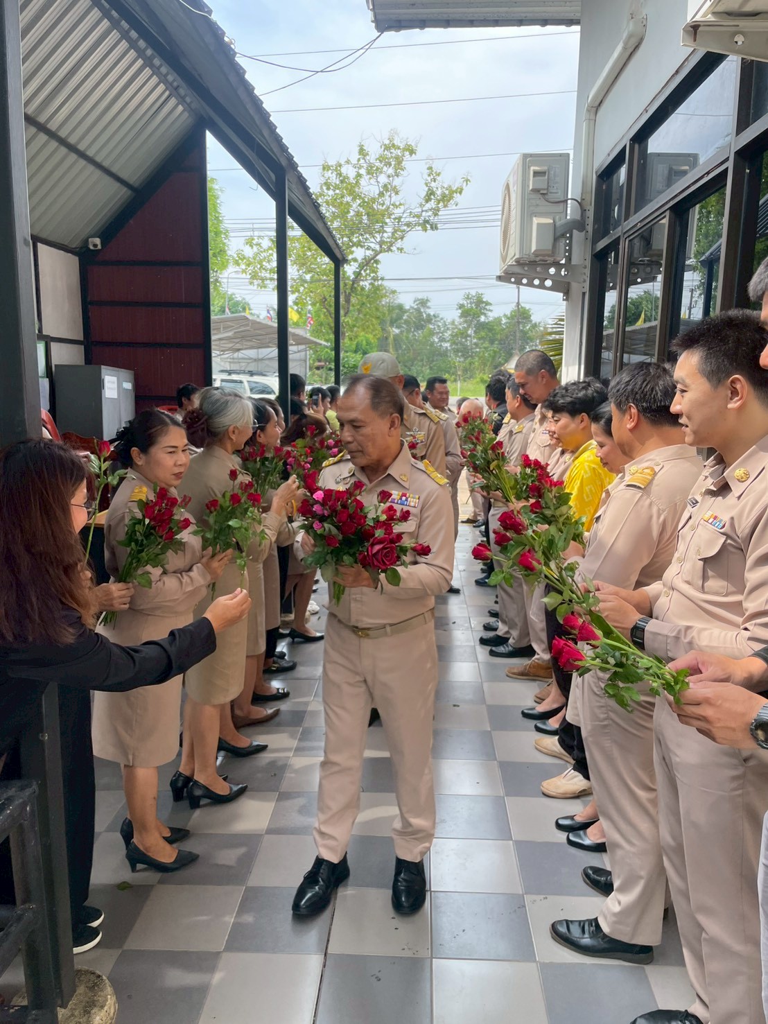 เจ่้าหน้าที่พนักงาน พร้อมราชการหัวหน้าส่วน ร่วมแสดงความยินดี ต่อคณะผู้บริหาร ที่เข้ารับตำแหน่ง เพื่อปฏิบัติหน้าที่ พ.ศ.2569  คณะ สท.เขต 1/2
