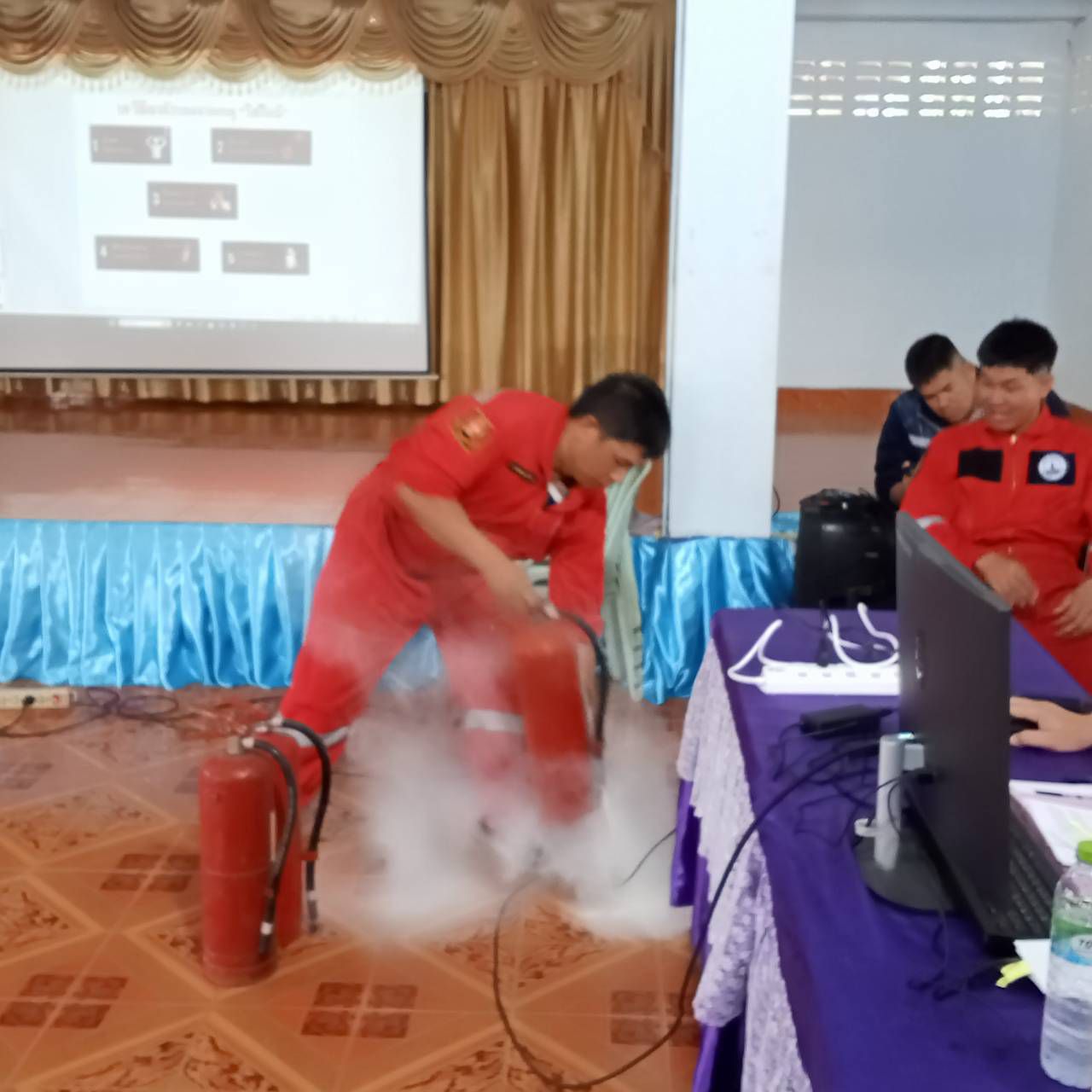 ซ้อมแผนอัคีภัยในสถานศึกษาโรงเรียนบ้านดงกำพี้ นำโดยนักป้องกันบรรเทาสาธารณะภัยชำนาญการ และเจ้าหน้าที่ทุกท่าน