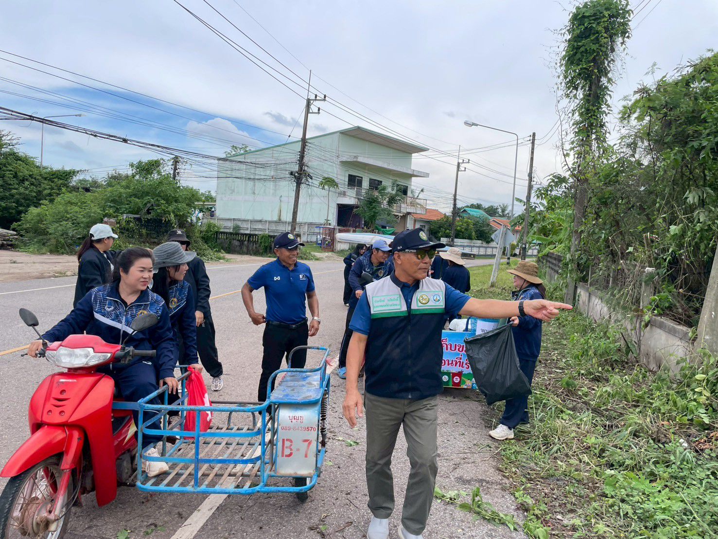 วันที่ 1  ก.ค. 2569  เวลา 14.30 น.  เทศบาลตำบลวัดหลวง จัดกิจกรรมหน่วยเคลื่อนที่เร็ว นำโดย ท่านนายกเทศมนตรีตำบลวัดหลวง พร้อม ท่านปลัด หัวหน้าส่วนราชการ ร่วมกิจกรรม