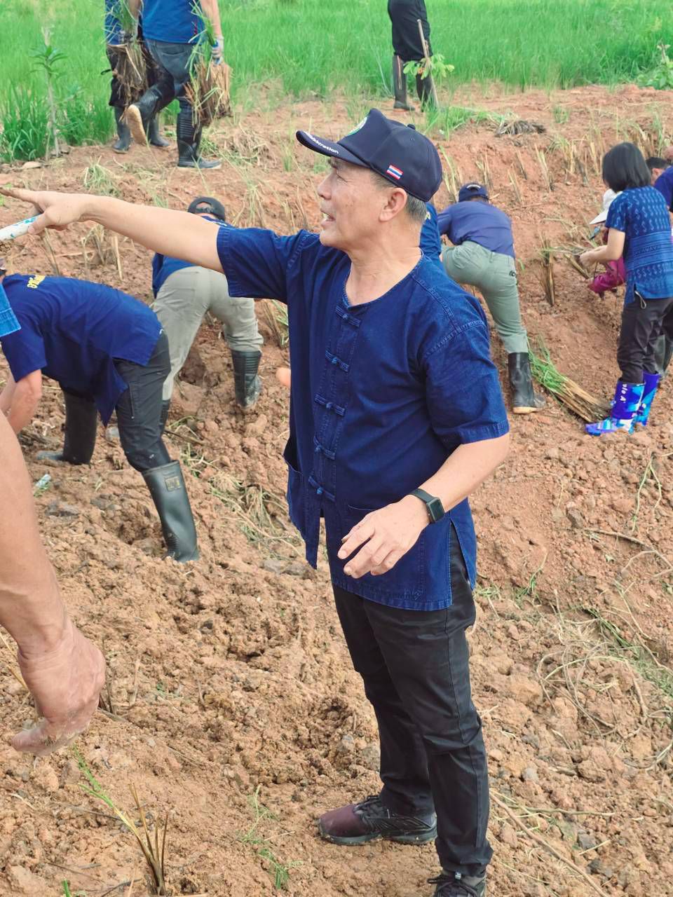 วันที่ 23 กรกฎาคม 2569 เทศบาลตำบลวัดหลวง ได้ดำเนินโครงการปลูกหญ้าแฝกตามแนวพระราชดำริ ประจำปีงบประมาณ 2569 ณ หนองโง้ง บ้านโนนศิลา ตำบลวัดหลวง อำเภอโพนพิสัย จังหวัดหนองคาย โดยมีนายประจักษ์ อภัยภักดิ์ นายกเทศมนตรีตำบลวัดหลวงเปิดผู้กล่าวเปิดโครงการและมีนายใหม