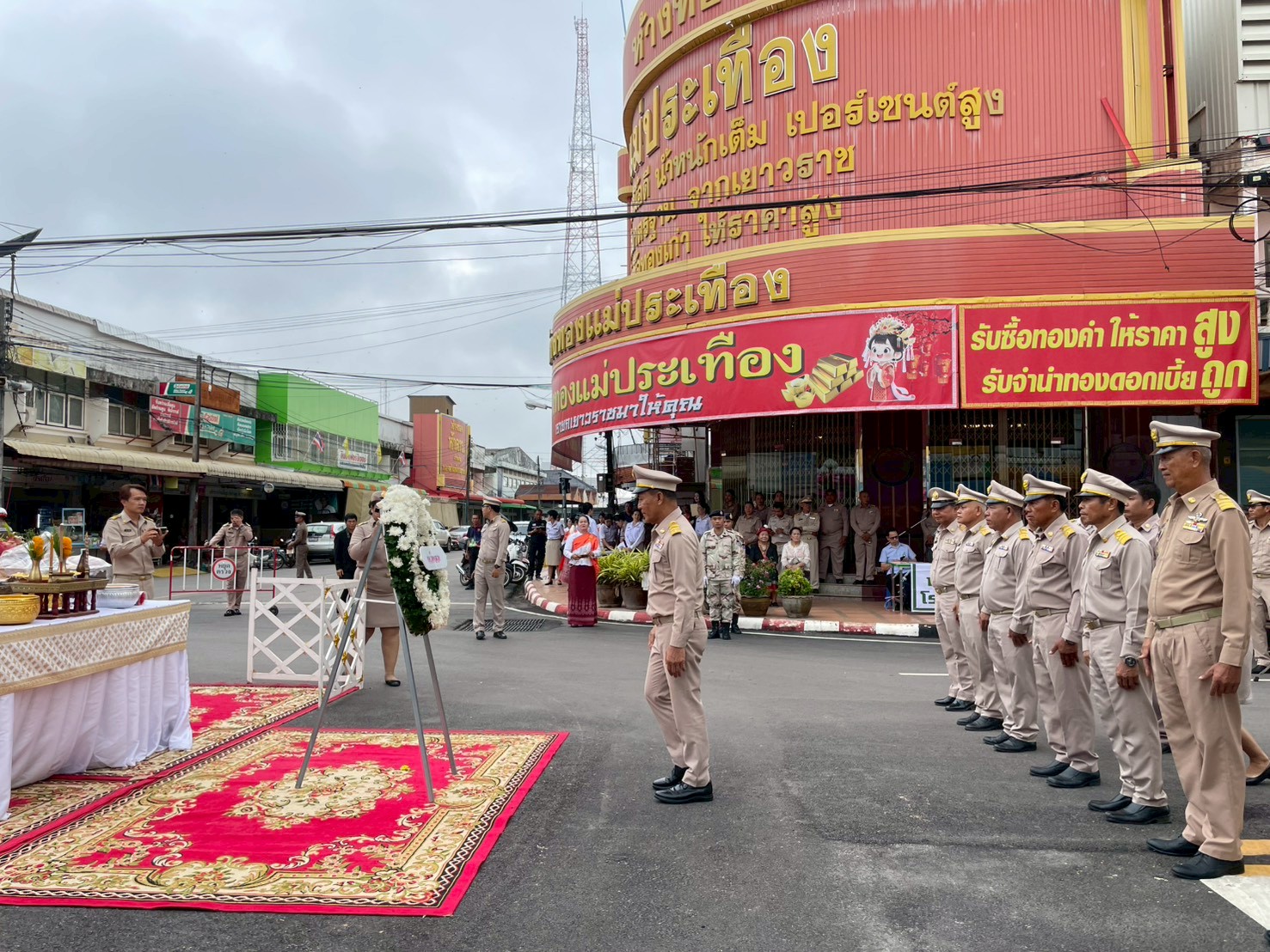 ท่านายกประจักษ์ อภัยภักดิ์  ท่านปลัดใหม่  จงสีหา พร้อมคณะผู้บริหาร และหัวหน้าส่วนราชการ เทศบาลตำบลวัดหลวง ร่วมงานถวายพวงมาลา แด่ พระยาสุนทรธรรมมธาดา ที่ อำเภอโพนพิสัย