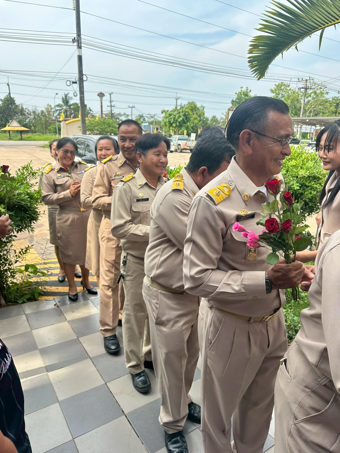 เจ่้าหน้าที่พนักงาน พร้อมราชการหัวหน้าส่วน ร่วมแสดงความยินดี ต่อคณะผู้บริหาร ที่เข้ารับตำแหน่ง เพื่อปฏิบัติหน้าที่ พ.ศ.2569  คณะ สท.เขต 1/2