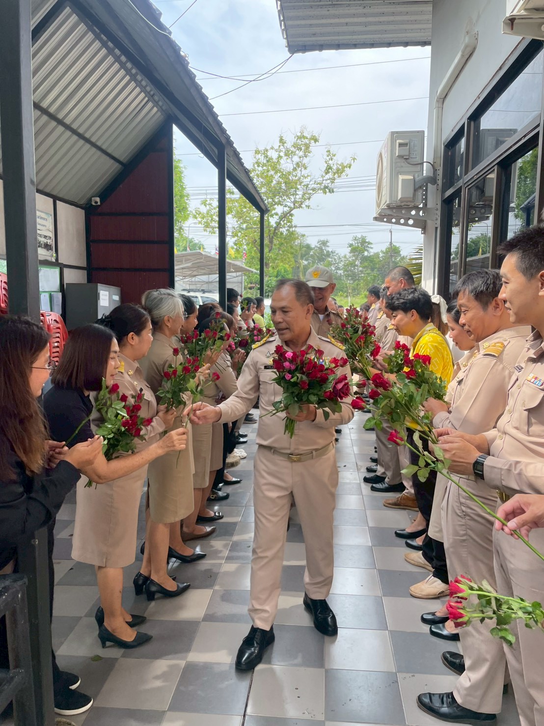 เจ่้าหน้าที่พนักงาน พร้อมราชการหัวหน้าส่วน ร่วมแสดงความยินดี ต่อคณะผู้บริหาร ที่เข้ารับตำแหน่ง เพื่อปฏิบัติหน้าที่ พ.ศ.2569  คณะ สท.เขต 1/2