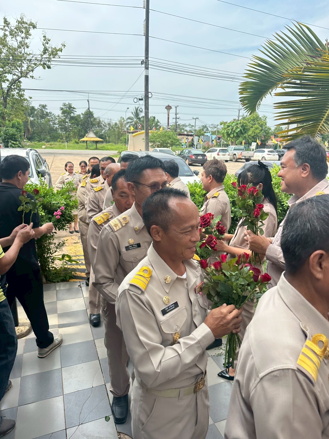 เจ่้าหน้าที่พนักงาน พร้อมราชการหัวหน้าส่วน ร่วมแสดงความยินดี ต่อคณะผู้บริหาร ที่เข้ารับตำแหน่ง เพื่อปฏิบัติหน้าที่ พ.ศ.2569  คณะ สท.เขต 1/2