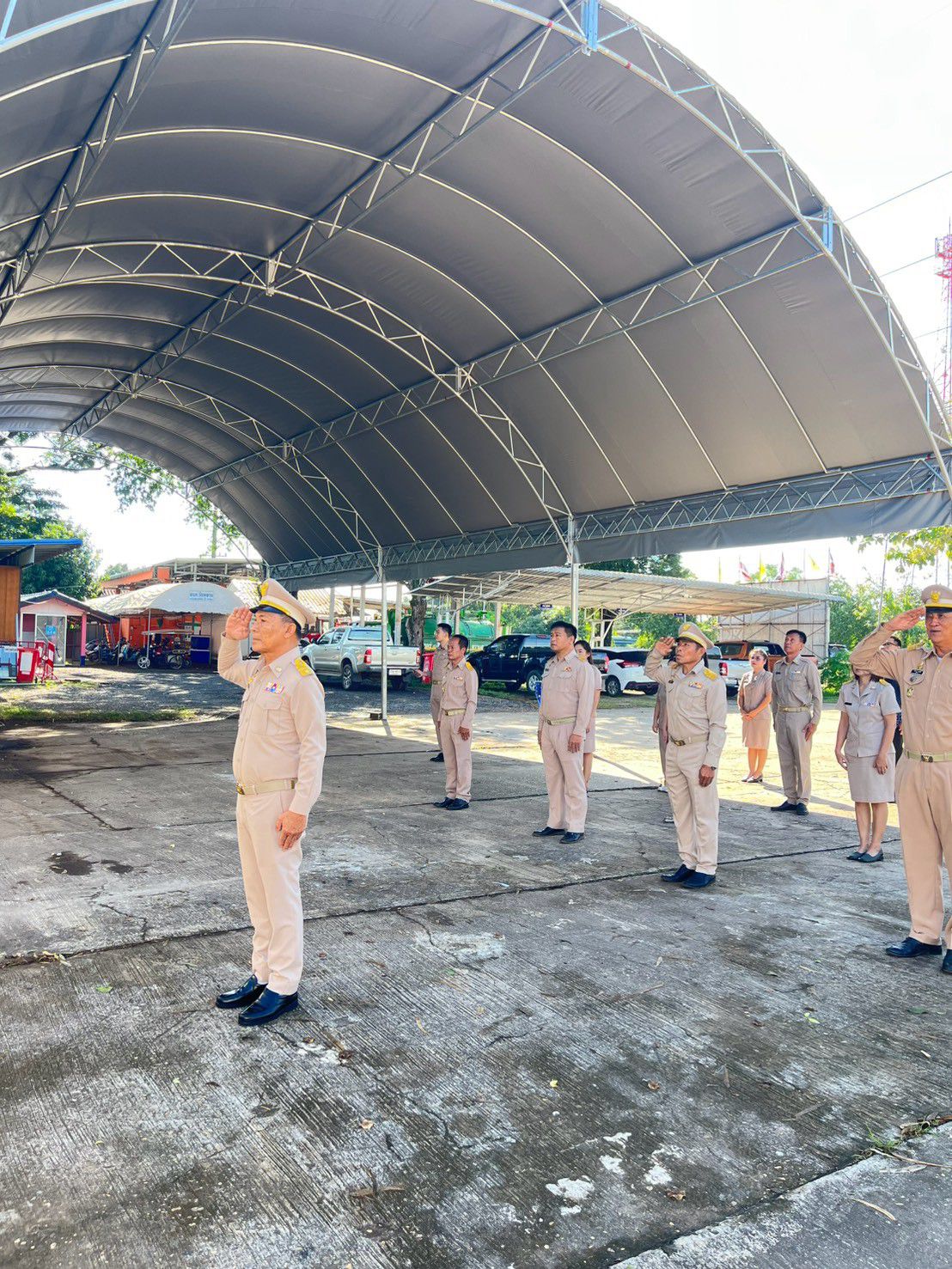 เทศบาลตำบลวัดหลวง ร่วมเข้าแถวเคารพธงชาติ หน้าสำนักงาน 12/ต.ค./2569 เวลา 08.00 น.