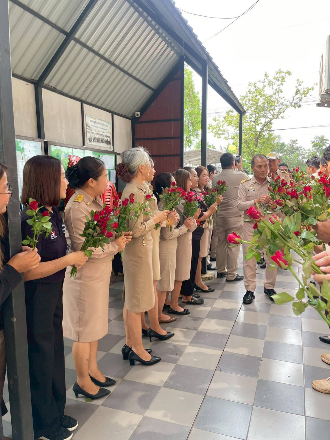เจ่้าหน้าที่พนักงาน พร้อมราชการหัวหน้าส่วน ร่วมแสดงความยินดี ต่อคณะผู้บริหาร ที่เข้ารับตำแหน่ง เพื่อปฏิบัติหน้าที่ พ.ศ.2569  คณะ สท.เขต 1/2