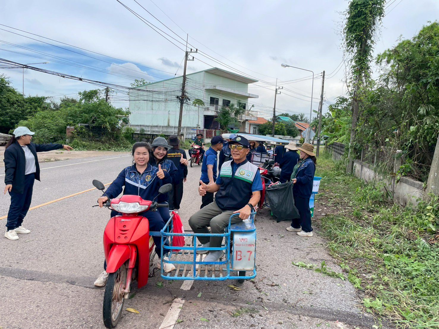 วันที่ 1  ก.ค. 2569  เวลา 14.30 น.  เทศบาลตำบลวัดหลวง จัดกิจกรรมหน่วยเคลื่อนที่เร็ว นำโดย ท่านนายกเทศมนตรีตำบลวัดหลวง พร้อม ท่านปลัด หัวหน้าส่วนราชการ ร่วมกิจกรรม