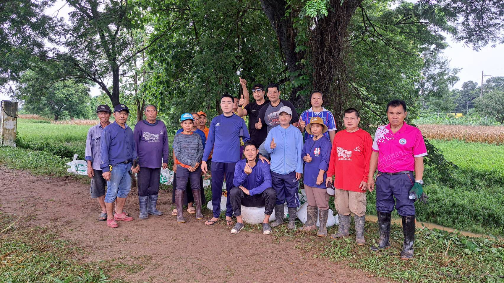 วันที่ 8 สิงหาคม 2569 ️ นายประจักษ์ อภัยภักดิ์ นายกเทศมนตรีตำบลวัดหลวง พร้อมด้วยคณะผู้บริหารท่องถิ่น สมาชิกสภาเทศบาลตำบลวัดหลวง เขต 1 และเขต 2 ประชาชนในตำบลวัดหลวง และเจ้าหน้าที่เทศบาลตำบลวัดหลวง ลงพื้นที่ดำเนินการแก้ไขปัญหาน้ำท่วมและน้ำรอการระบาย โดยการข