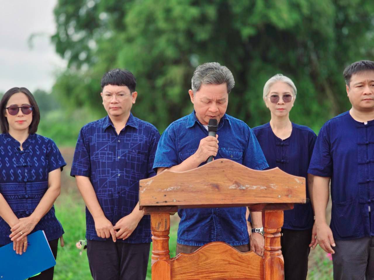 วันที่ 23 กรกฎาคม 2569 เทศบาลตำบลวัดหลวง ได้ดำเนินโครงการปลูกหญ้าแฝกตามแนวพระราชดำริ ประจำปีงบประมาณ 2569 ณ หนองโง้ง บ้านโนนศิลา ตำบลวัดหลวง อำเภอโพนพิสัย จังหวัดหนองคาย โดยมีนายประจักษ์ อภัยภักดิ์ นายกเทศมนตรีตำบลวัดหลวงเปิดผู้กล่าวเปิดโครงการและมีนายใหม