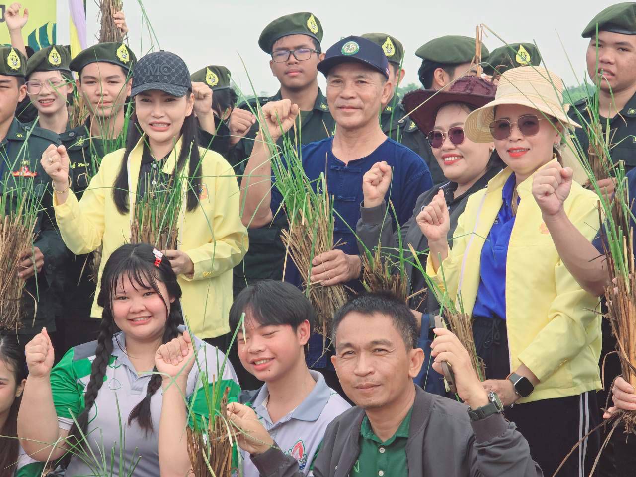 วันที่ 23 กรกฎาคม 2569 เทศบาลตำบลวัดหลวง ได้ดำเนินโครงการปลูกหญ้าแฝกตามแนวพระราชดำริ ประจำปีงบประมาณ 2569 ณ หนองโง้ง บ้านโนนศิลา ตำบลวัดหลวง อำเภอโพนพิสัย จังหวัดหนองคาย โดยมีนายประจักษ์ อภัยภักดิ์ นายกเทศมนตรีตำบลวัดหลวงเปิดผู้กล่าวเปิดโครงการและมีนายใหม