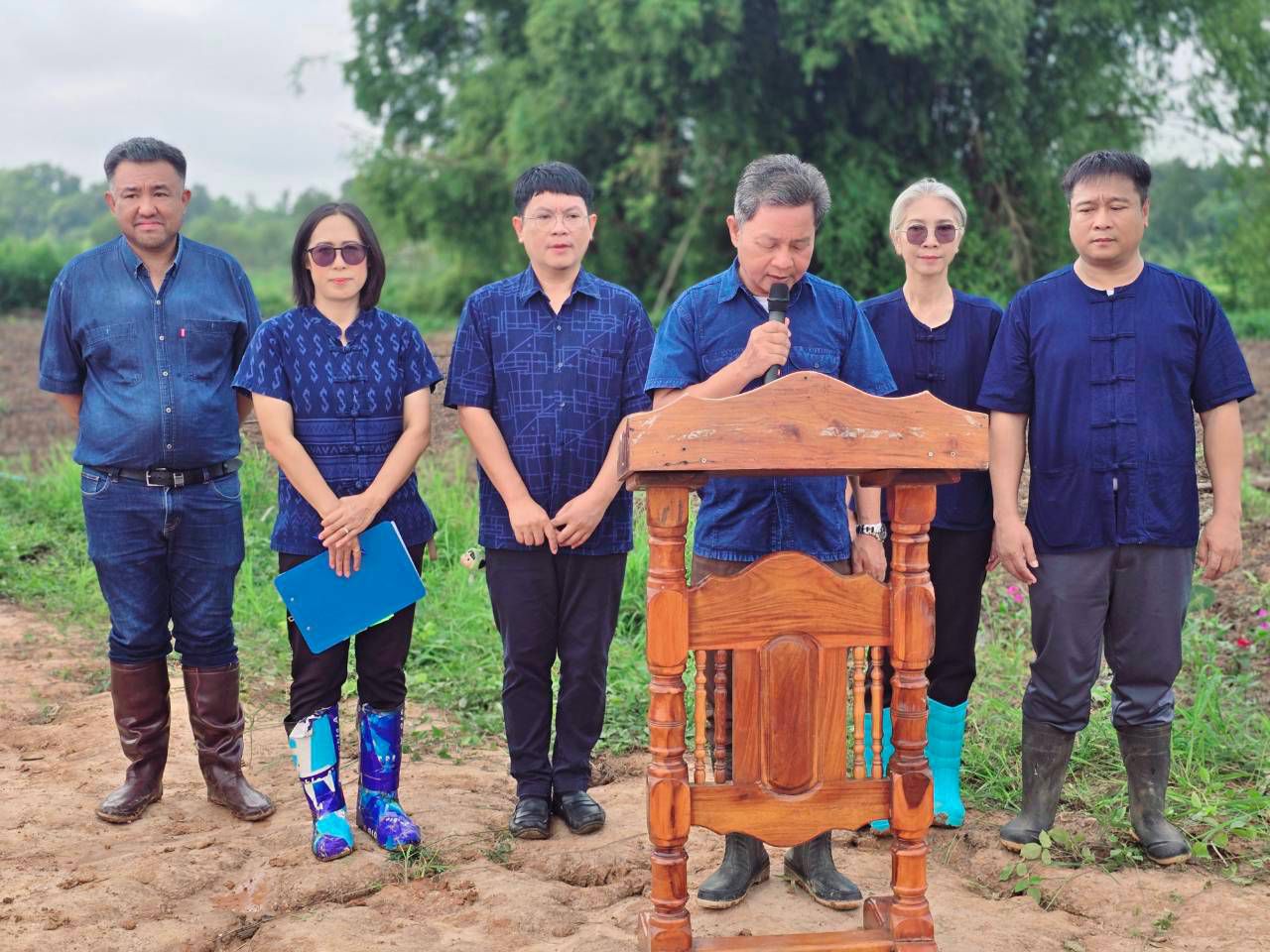วันที่ 23 กรกฎาคม 2569 เทศบาลตำบลวัดหลวง ได้ดำเนินโครงการปลูกหญ้าแฝกตามแนวพระราชดำริ ประจำปีงบประมาณ 2569 ณ หนองโง้ง บ้านโนนศิลา ตำบลวัดหลวง อำเภอโพนพิสัย จังหวัดหนองคาย โดยมีนายประจักษ์ อภัยภักดิ์ นายกเทศมนตรีตำบลวัดหลวงเปิดผู้กล่าวเปิดโครงการและมีนายใหม