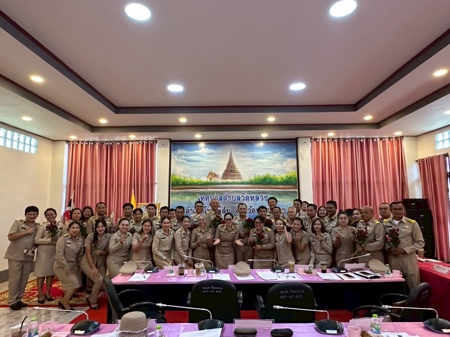 เจ่้าหน้าที่พนักงาน พร้อมราชการหัวหน้าส่วน ร่วมแสดงความยินดี ต่อคณะผู้บริหาร ที่เข้ารับตำแหน่ง เพื่อปฏิบัติหน้าที่ พ.ศ.2569  คณะ สท.เขต 1/2