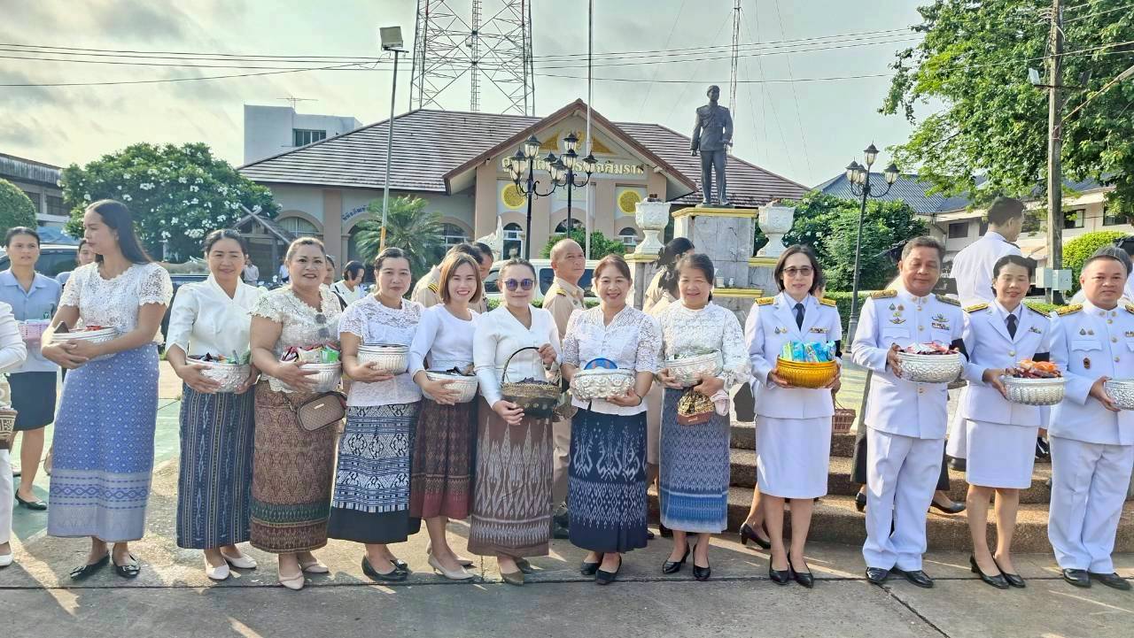 เทศบาลตำบลวัดหลวง พร้อมคณะผู้บริหาร เจ้าหน้าที่ หัวหน้าส่วนเข้าร่วม งานวันเฉลิมพระชนพรรณษาสมเด็จพระนางเจ้าสุทิดาฯ. วันที่ 3 มิถุนายน 2569