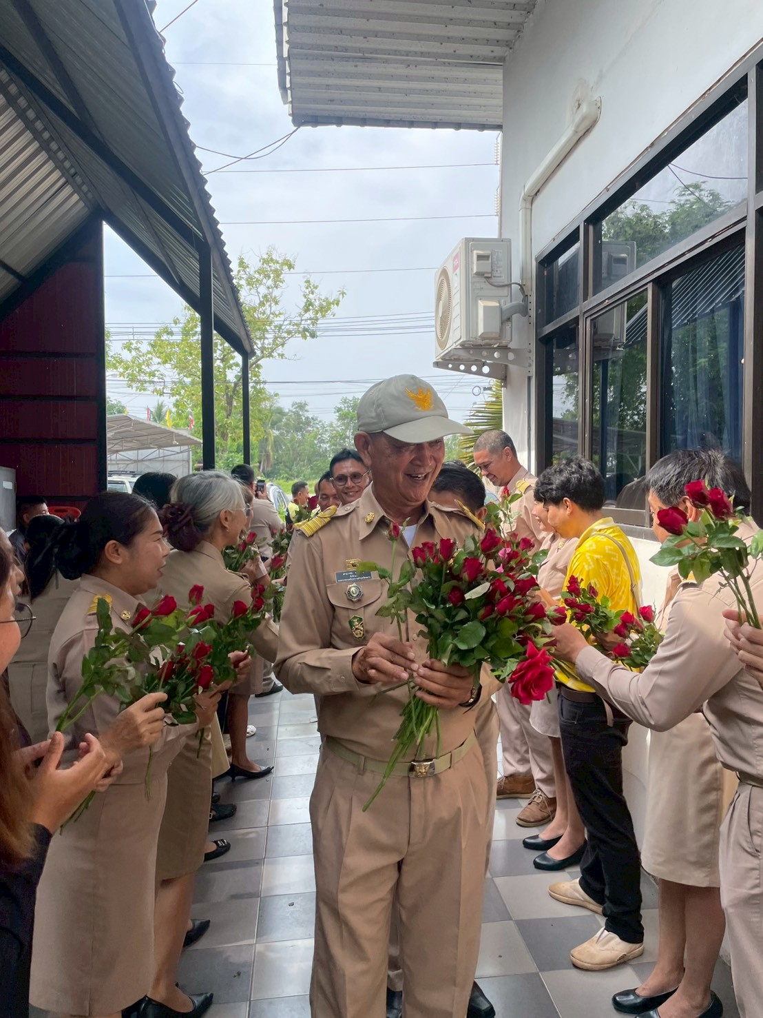 เจ่้าหน้าที่พนักงาน พร้อมราชการหัวหน้าส่วน ร่วมแสดงความยินดี ต่อคณะผู้บริหาร ที่เข้ารับตำแหน่ง เพื่อปฏิบัติหน้าที่ พ.ศ.2569  คณะ สท.เขต 1/2