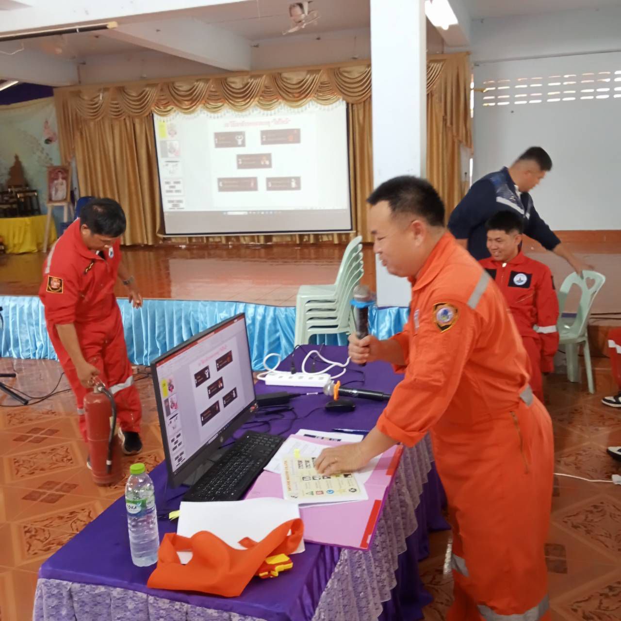 ซ้อมแผนอัคีภัยในสถานศึกษาโรงเรียนบ้านดงกำพี้ นำโดยนักป้องกันบรรเทาสาธารณะภัยชำนาญการ และเจ้าหน้าที่ทุกท่าน
