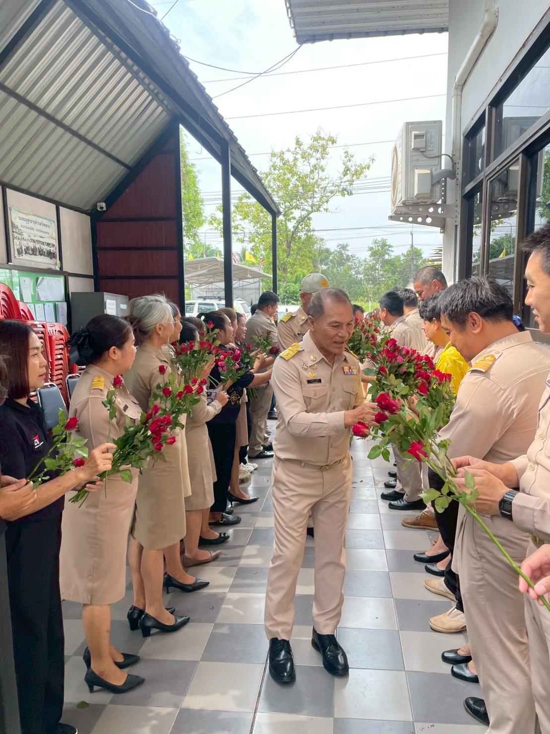 เจ่้าหน้าที่พนักงาน พร้อมราชการหัวหน้าส่วน ร่วมแสดงความยินดี ต่อคณะผู้บริหาร ที่เข้ารับตำแหน่ง เพื่อปฏิบัติหน้าที่ พ.ศ.2569  คณะ สท.เขต 1/2