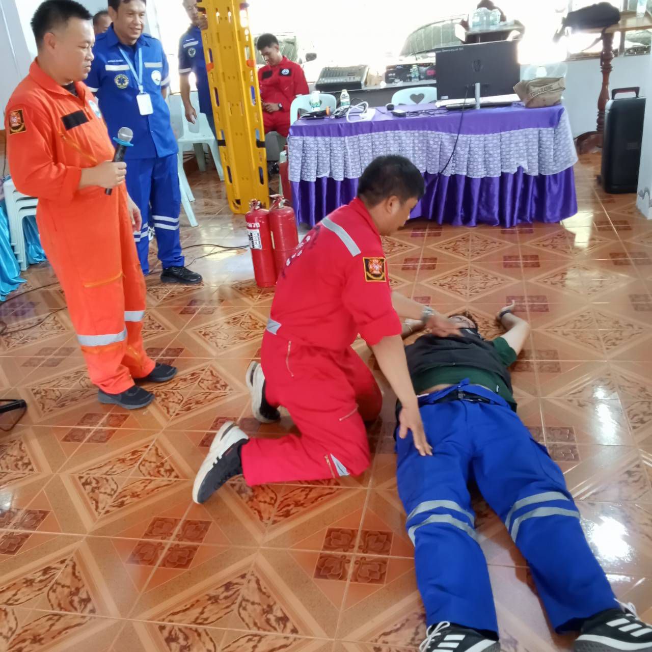 ซ้อมแผนอัคีภัยในสถานศึกษาโรงเรียนบ้านดงกำพี้ นำโดยนักป้องกันบรรเทาสาธารณะภัยชำนาญการ และเจ้าหน้าที่ทุกท่าน
