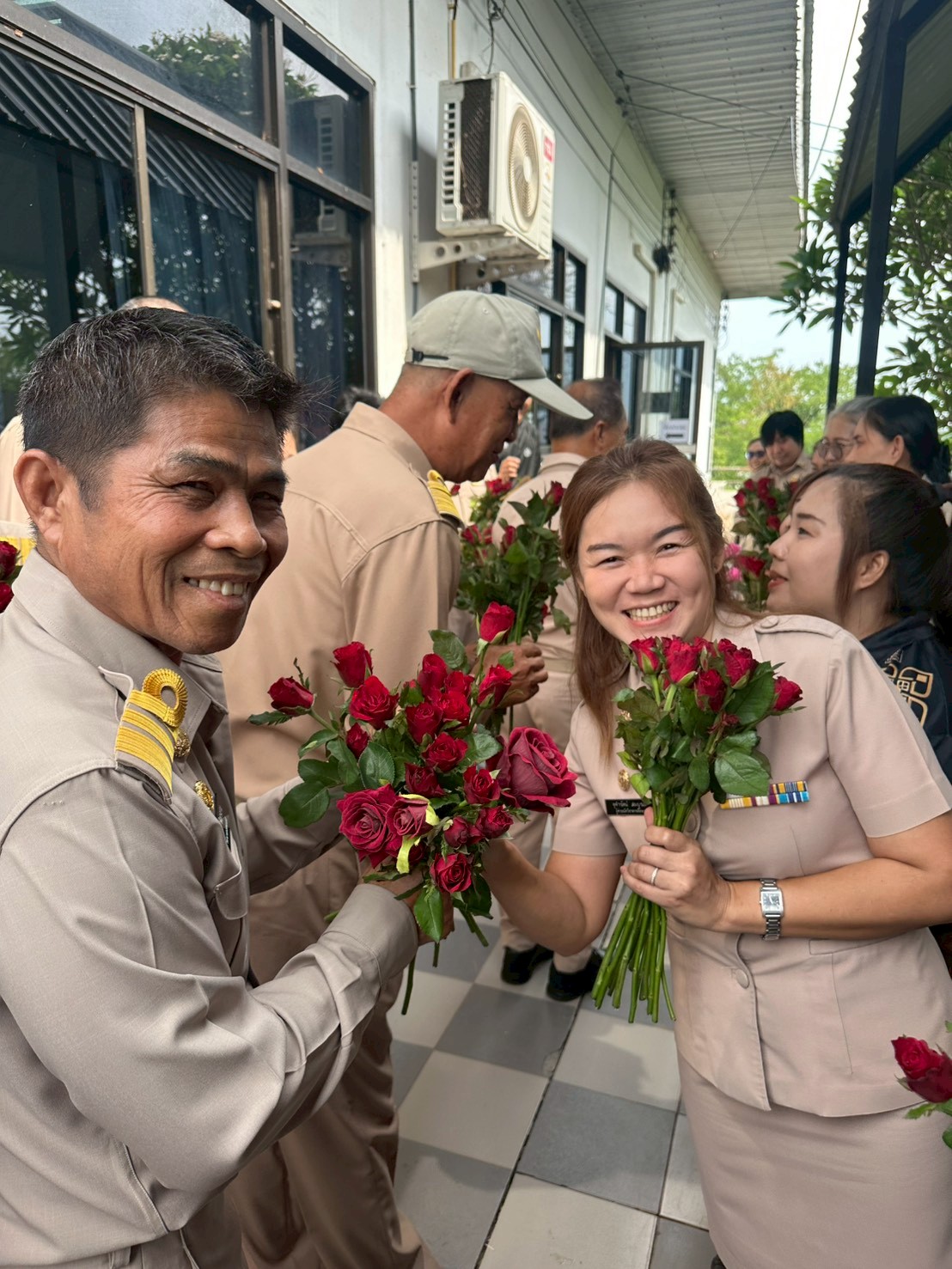 เจ่้าหน้าที่พนักงาน พร้อมราชการหัวหน้าส่วน ร่วมแสดงความยินดี ต่อคณะผู้บริหาร ที่เข้ารับตำแหน่ง เพื่อปฏิบัติหน้าที่ พ.ศ.2569  คณะ สท.เขต 1/2