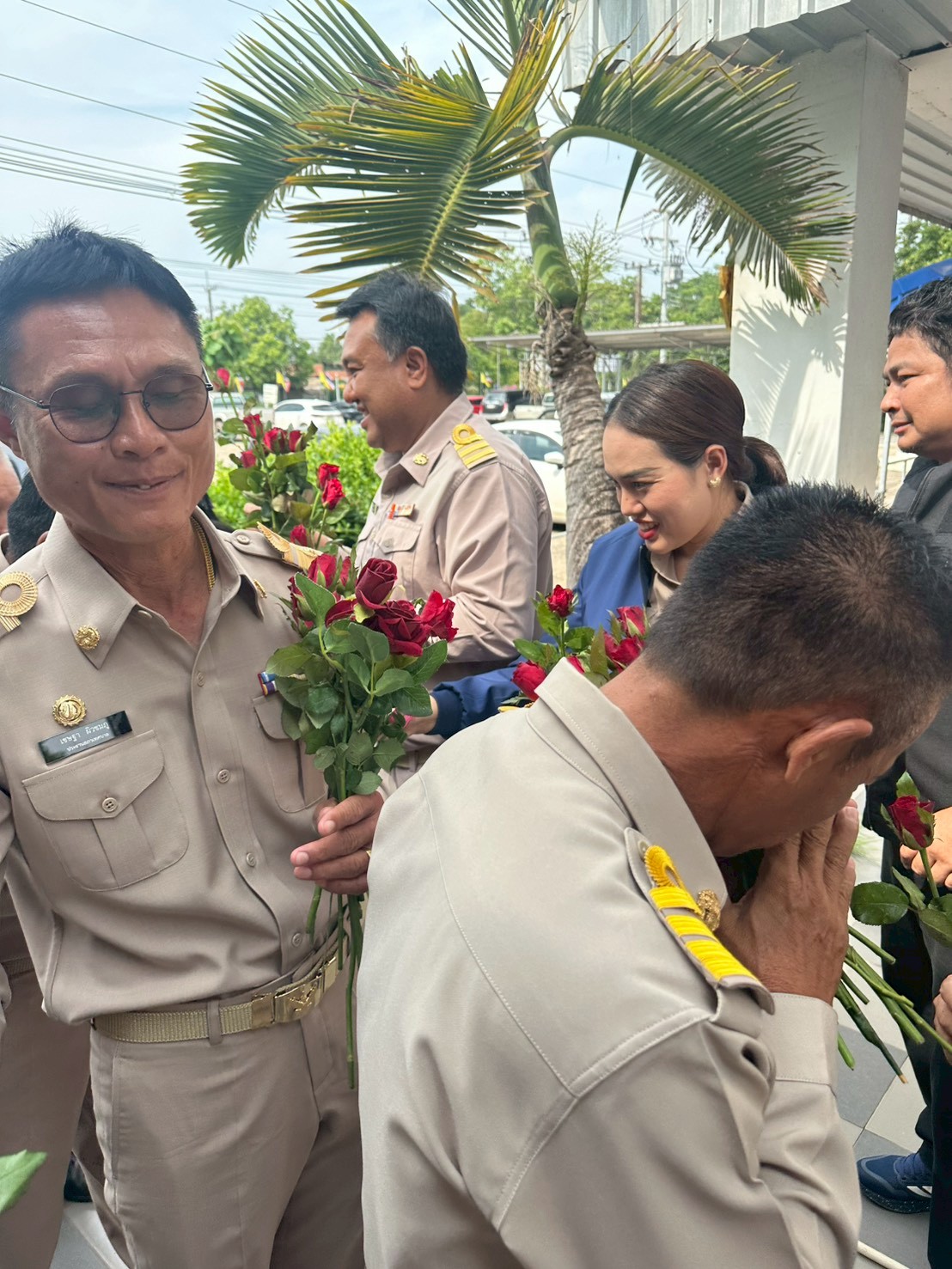 เจ่้าหน้าที่พนักงาน พร้อมราชการหัวหน้าส่วน ร่วมแสดงความยินดี ต่อคณะผู้บริหาร ที่เข้ารับตำแหน่ง เพื่อปฏิบัติหน้าที่ พ.ศ.2569  คณะ สท.เขต 1/2