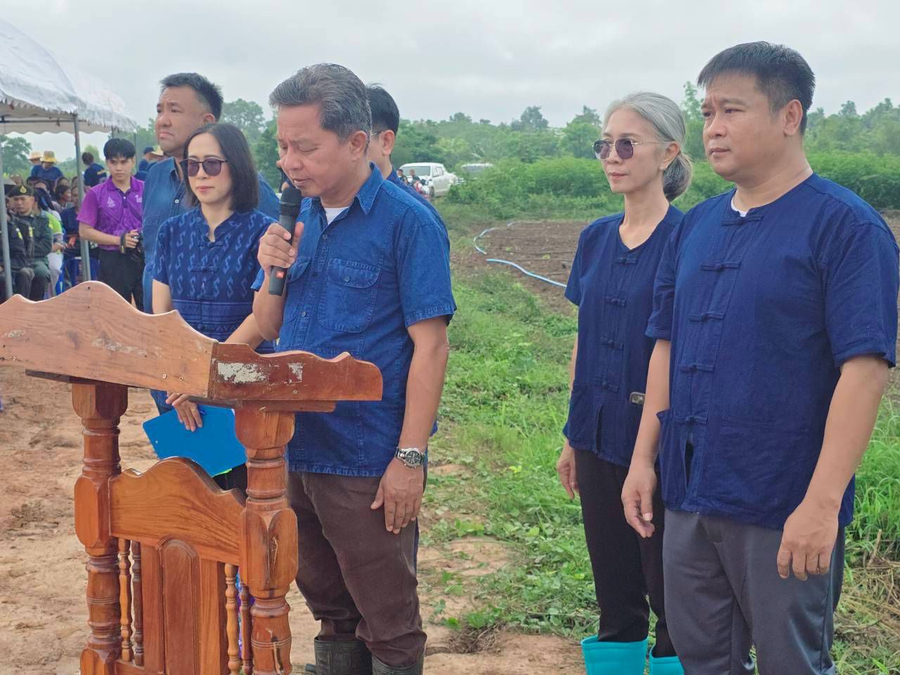วันที่ 23 กรกฎาคม 2569 เทศบาลตำบลวัดหลวง ได้ดำเนินโครงการปลูกหญ้าแฝกตามแนวพระราชดำริ ประจำปีงบประมาณ 2569 ณ หนองโง้ง บ้านโนนศิลา ตำบลวัดหลวง อำเภอโพนพิสัย จังหวัดหนองคาย โดยมีนายประจักษ์ อภัยภักดิ์ นายกเทศมนตรีตำบลวัดหลวงเปิดผู้กล่าวเปิดโครงการและมีนายใหม